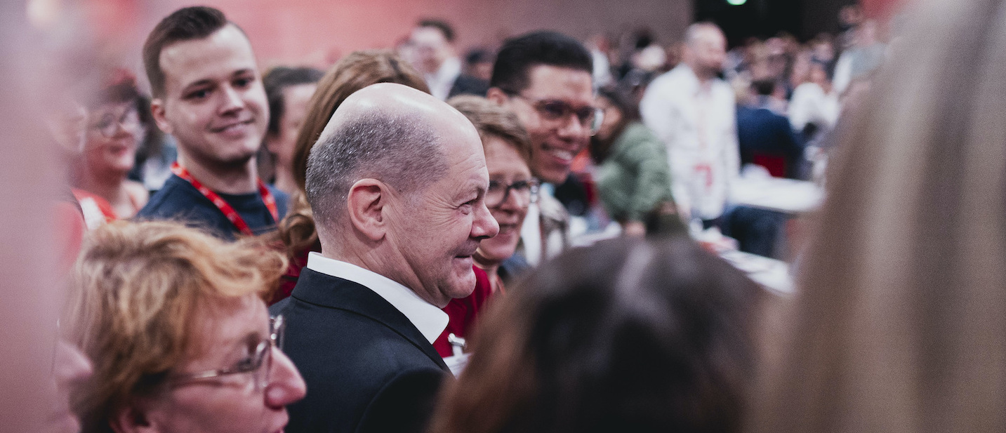 Foto: Olaf Scholz inmitten von SPD-Parteitags-Delegierten