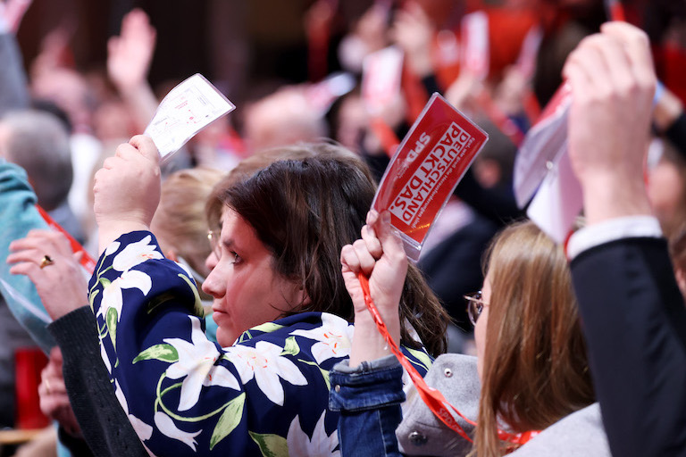 Foto: Delegierte stimmen bei SPD-Debattenkonvent ab