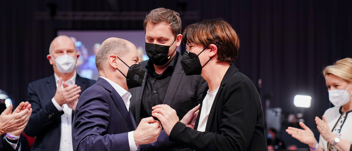 Foto: Olaf Scholz gratuliert Lars Klingbeil und Saskia Esken beim Bundesparteitag ihrer Partei.