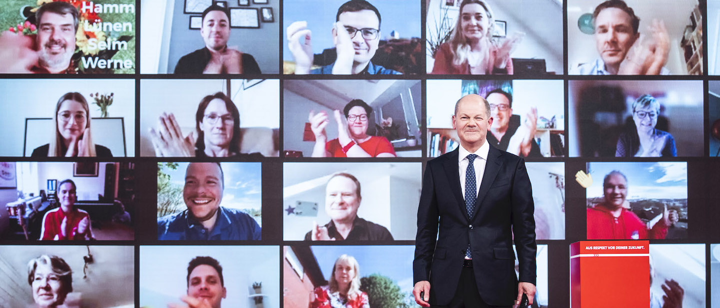 Foto: SPD-Mitglieder jubeln auf LED-Wand Olaf Scholz beim Parteitag zu