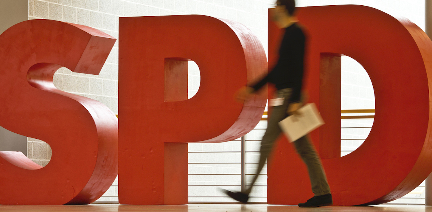 Foto: Mann läuft an SPD-Logo vorbei